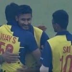 जीत के बाद खिलाड़ियों से गले मिलते तमिलनाडु के कप्तान विजय शंकर