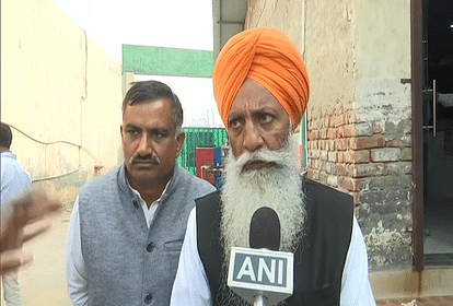 पत्रकारों से बातचीत करते गुरनाम सिंह चढ़ूनी