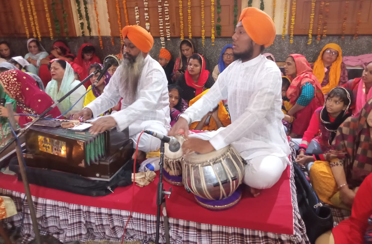 Hathras: Celebrated the birth anniversary of Guru Nanak Dev with pomp
