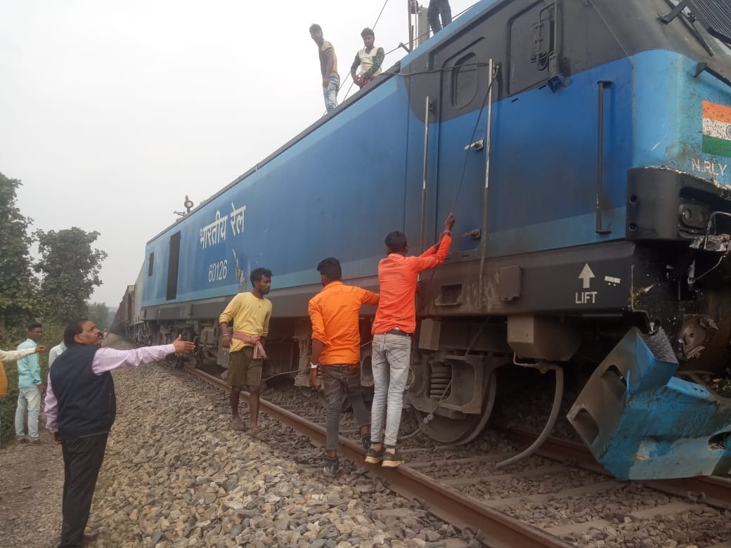 Goods train engine derailed after colliding with Poklane