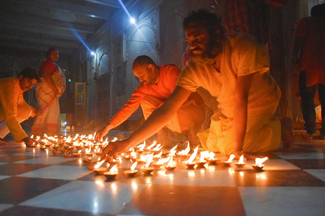 Sursari temple illuminated with 51 thousand lamps on Dev Deepawali