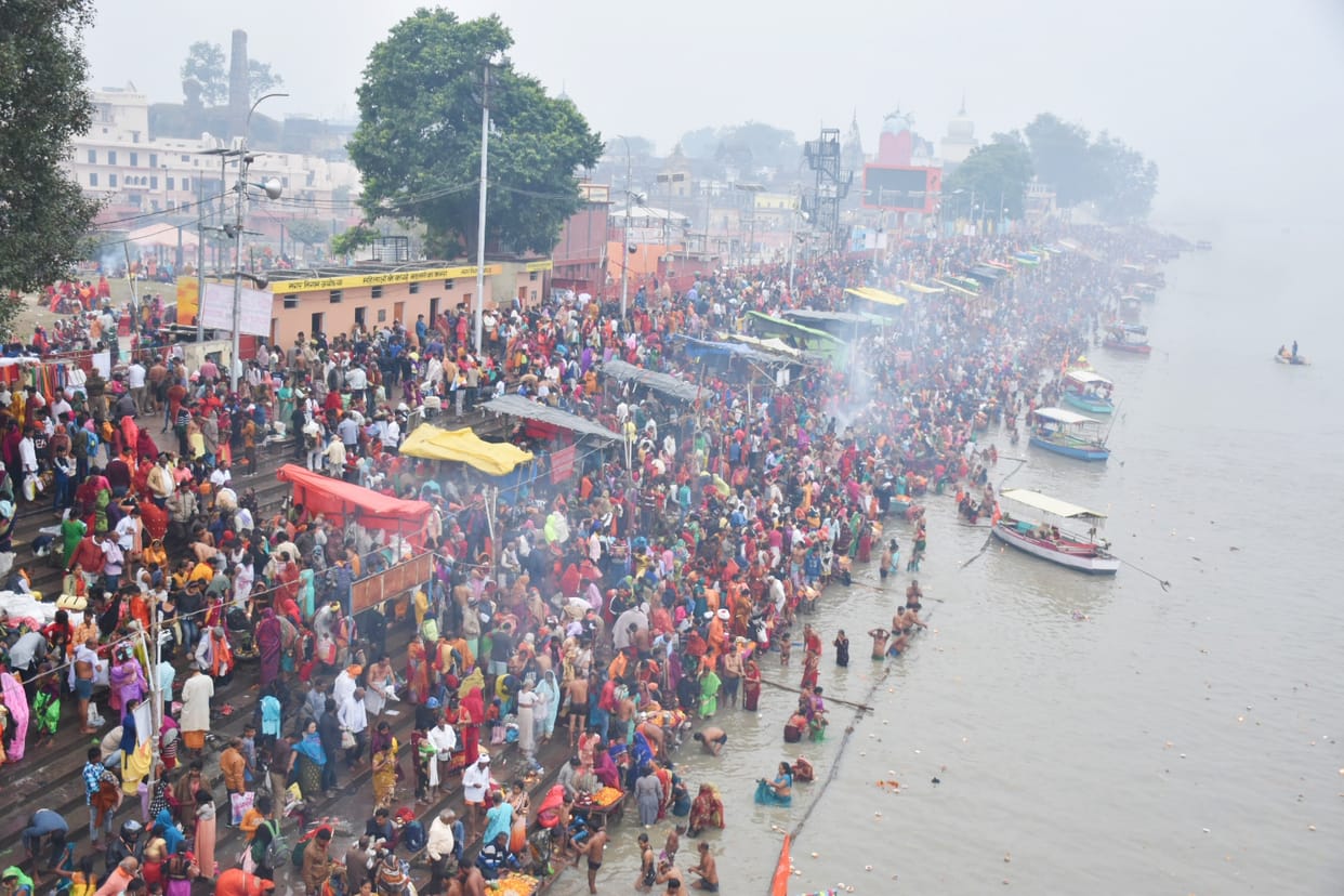 10 lakh devotees took a dip of faith on Kartik Purnima