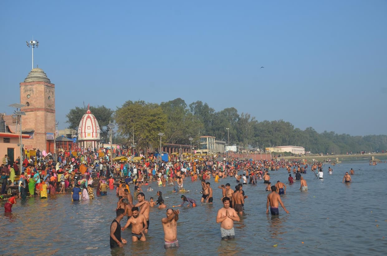 Devotees take a dip of faith on Kartik Purnima