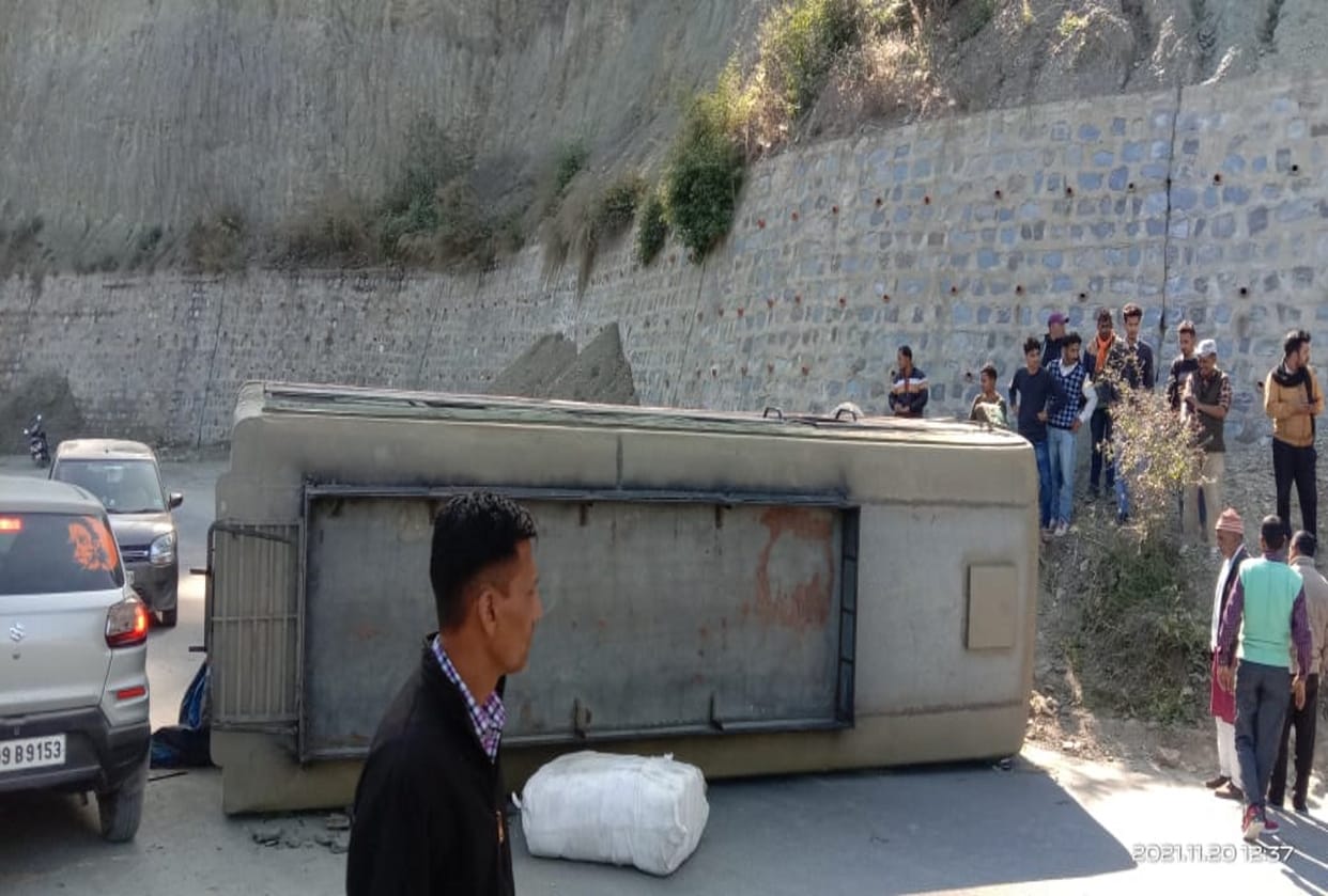 Accident on Rishikesh Gangotri Highway: Bus overturned on the road, six people injured in the accident
