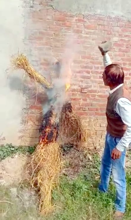 Protest by burning effigy of Wasim Rizvi
