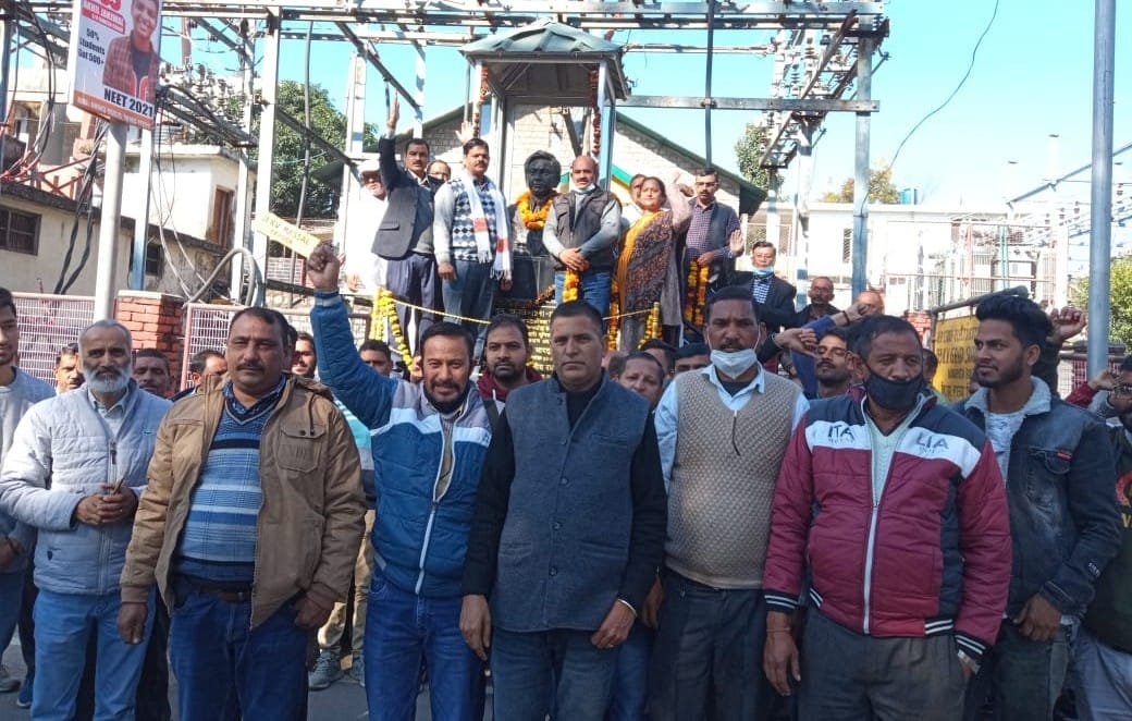 Farmers back on the lines of laws