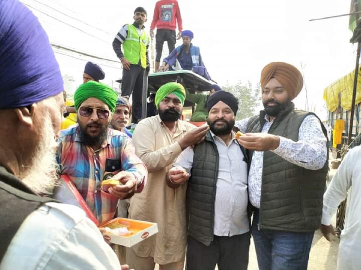Repeal Farm laws: farmers are celebrating their victory by cutting cake, distributing ladoos at singhu border