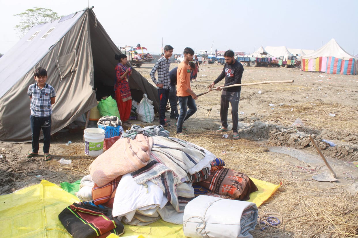 After bathing in the Ganges, the tents started shrinking