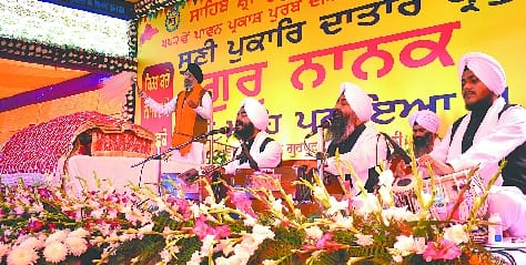 'Kar Kirpa Tere Gun Gaava, Nanak Naam Japat Sukh Pava'