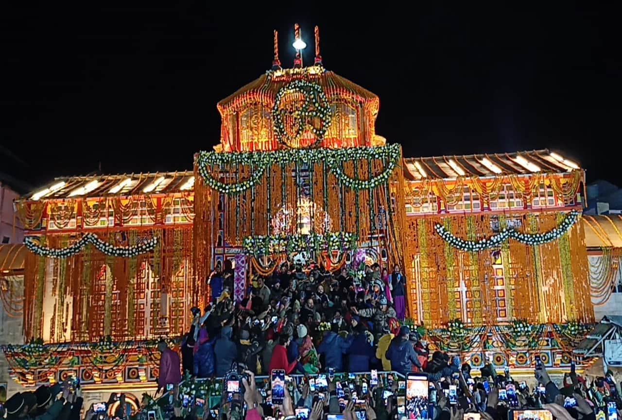 uttarakhand news: badrinath dham door close today, see photos