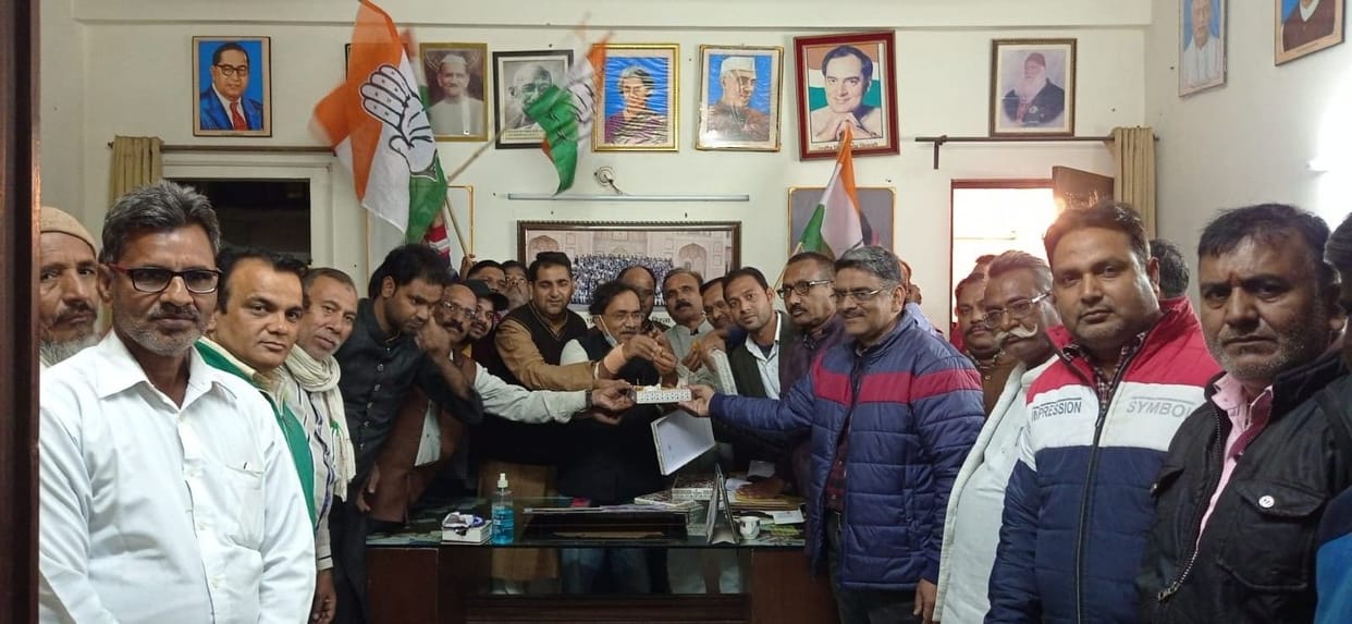 Congressi distributed sweets on the victory of  farmer