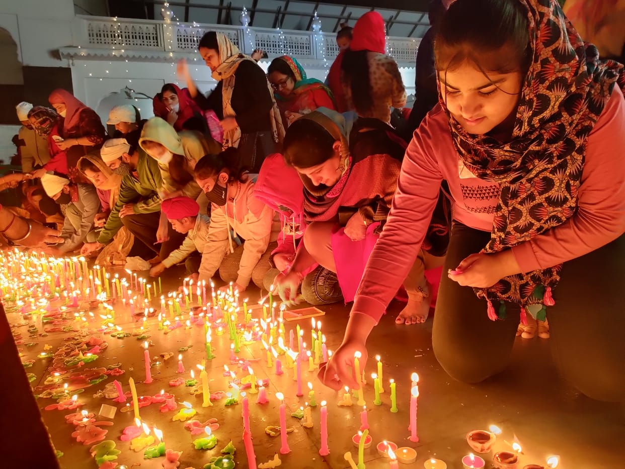 Prakash Parv: Sangat bow down in gurudwaras, anchored