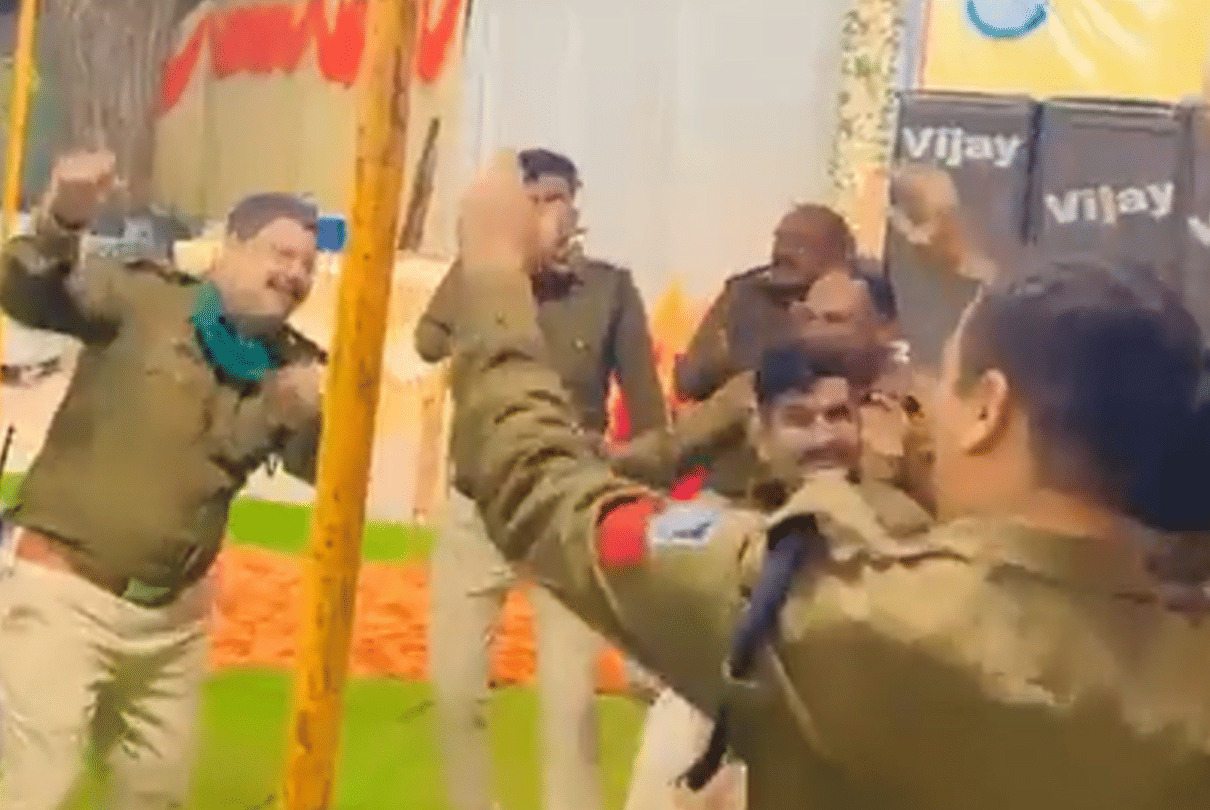 Burhanpur: Song played in Kotwali police station- Thana me baithe, Pandeyji bajave seeti; Police dance video viral