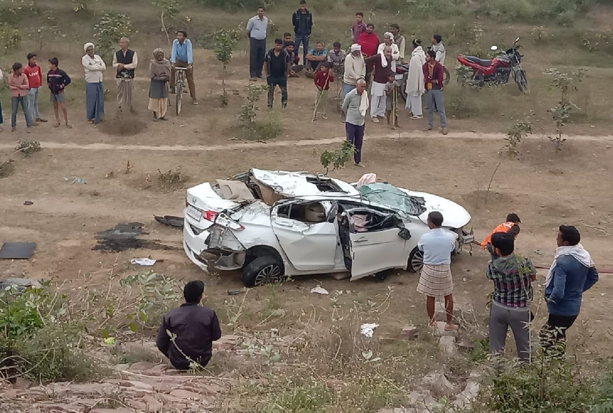 Uncontrolled car overturned in ditch on Agra-Lucknow Expressway