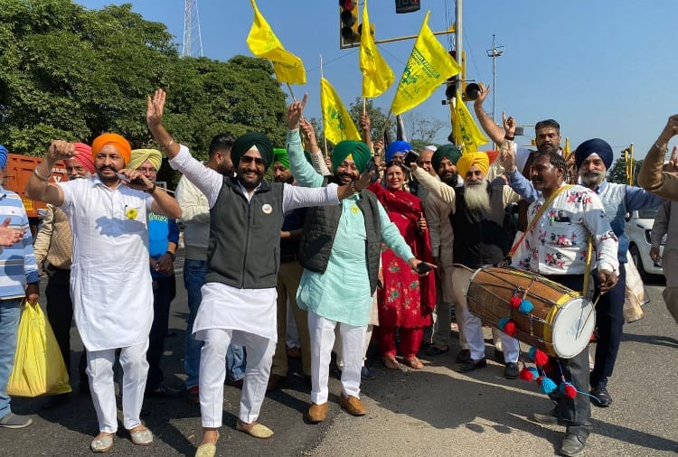 Celebrations in Mohali and Nayagaon on Decision to Repeal Farm Laws