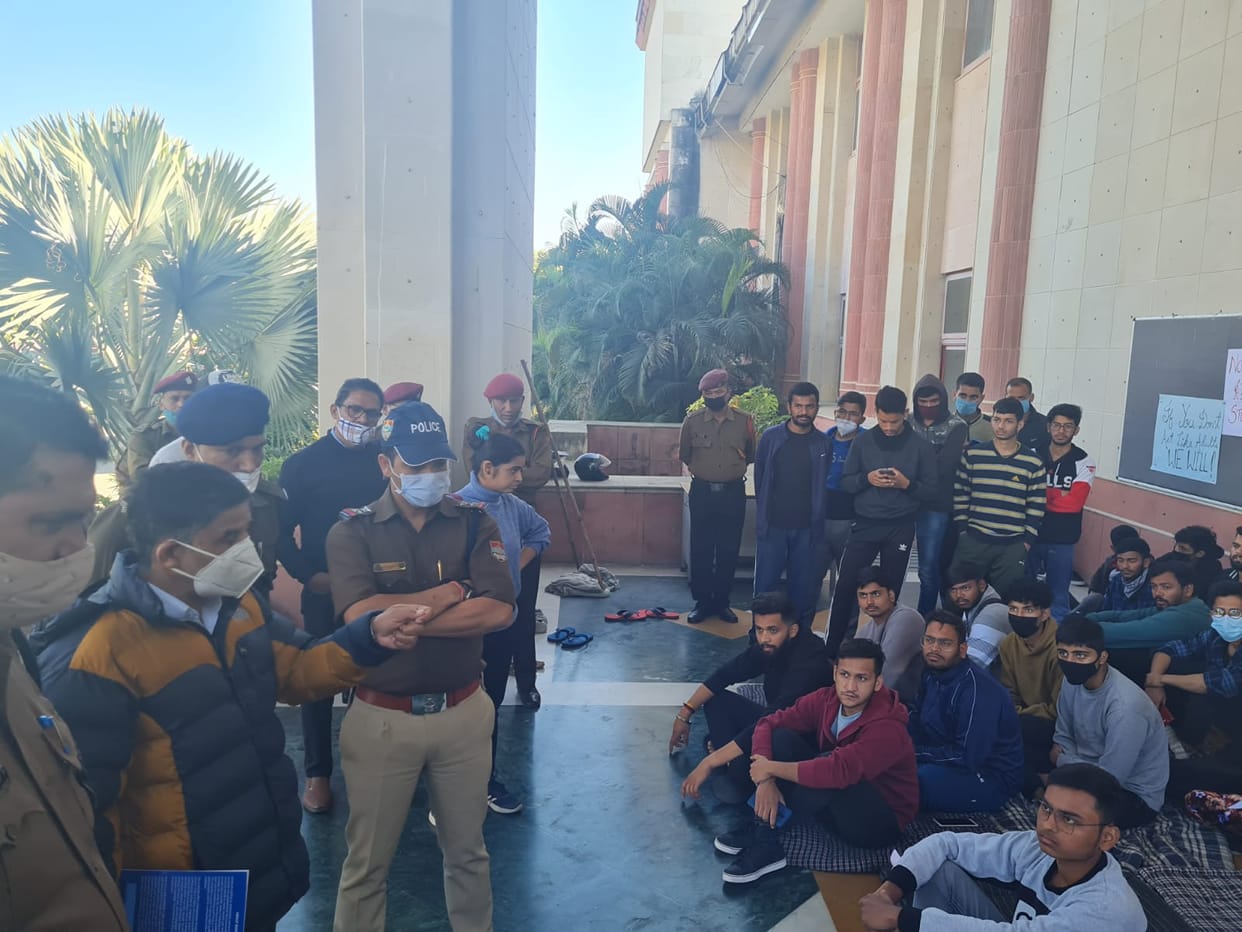 doon university dehradun: Scuffle between teacher and students, fight over food, students are agitating