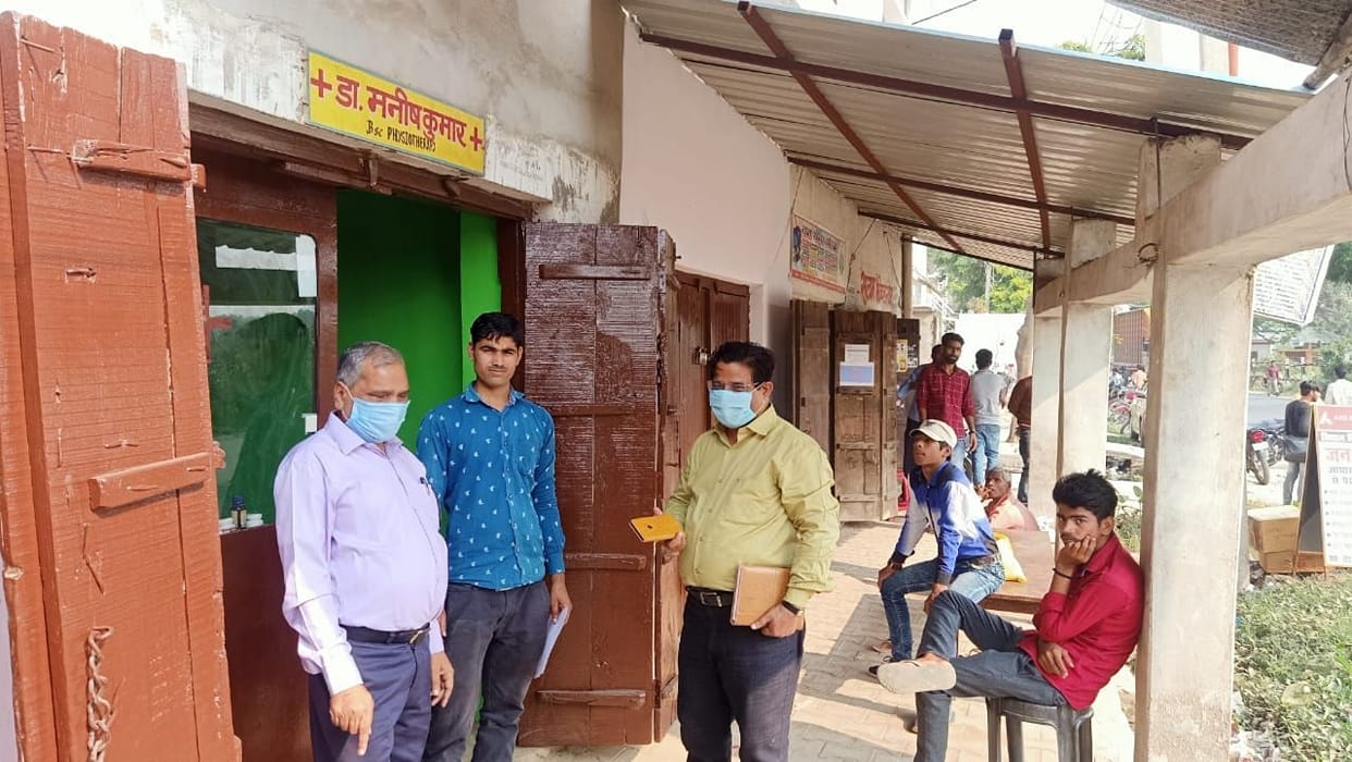 Notice issued to eight quacks, employees found treating patients at medical store