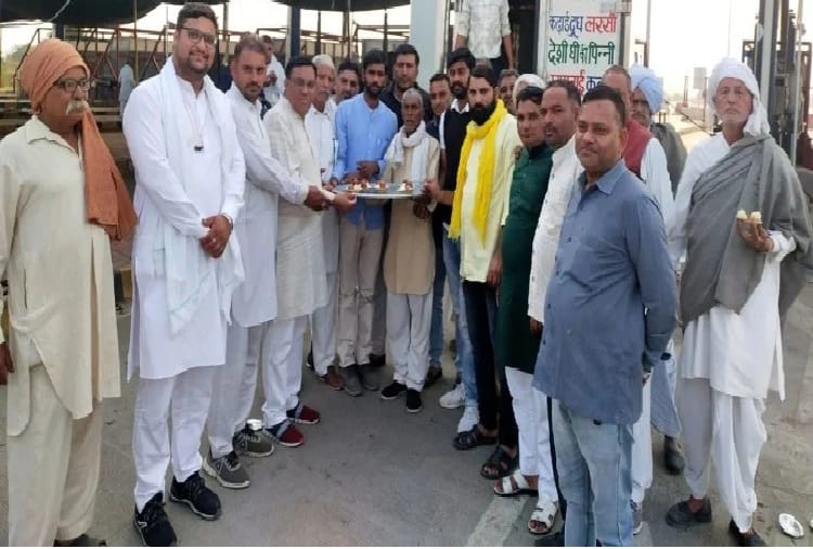 Despite the announcement of withdrawing agricultural laws, farmers will remain on dharna