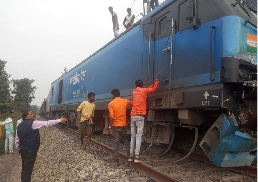 goods train engine derailed in sonebhadra after colliding with Poklane who working for railway track