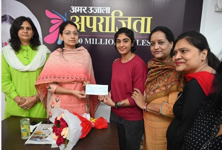 Amar Ujala gave a check of one lakh to mountaineer Reena Bhatti under Aparajita 100 million smiles