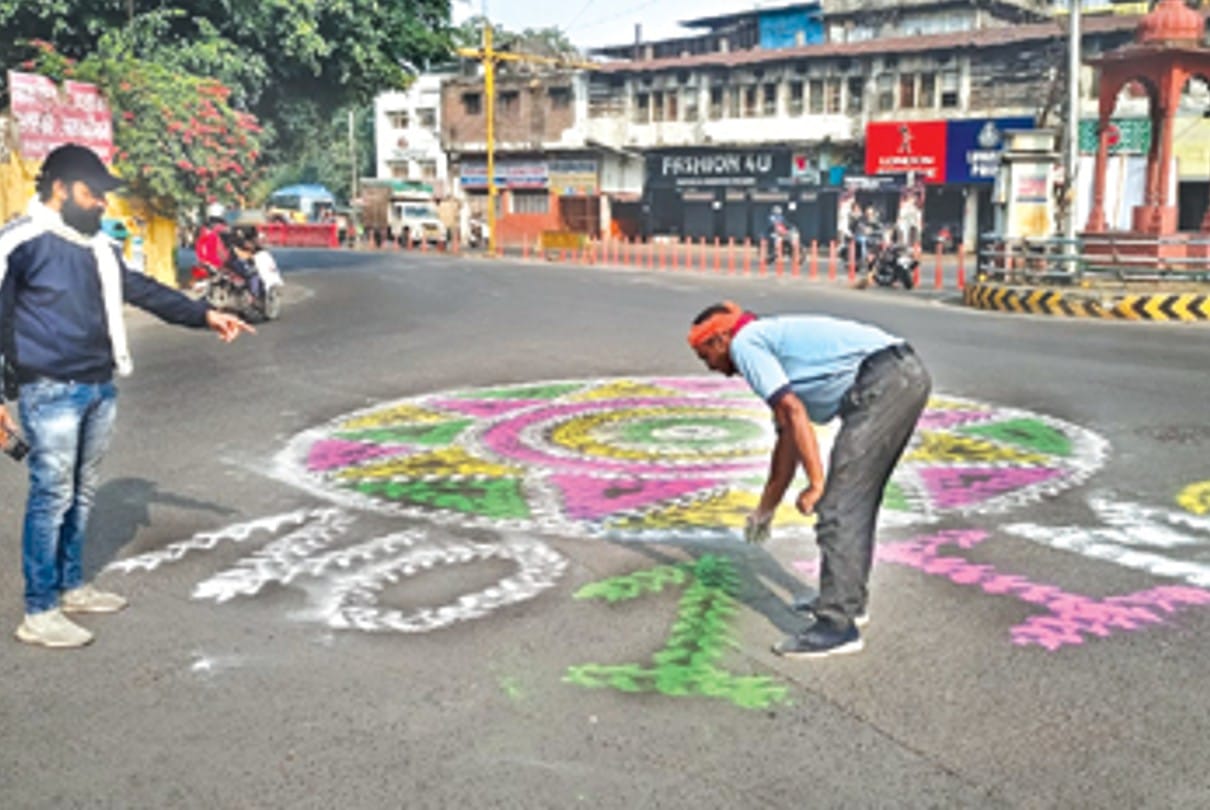 Celebrations in Indore: The joy of number one was celebrated with a swing and dance, danced to the beat of the drum