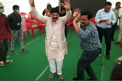 Celebrations in Indore: The joy of number one was celebrated with a swing and dance, danced to the beat of the drum
