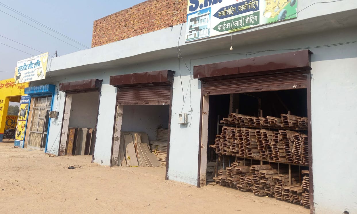 Stolen 300 iron plates by breaking the lock of shuttering shop