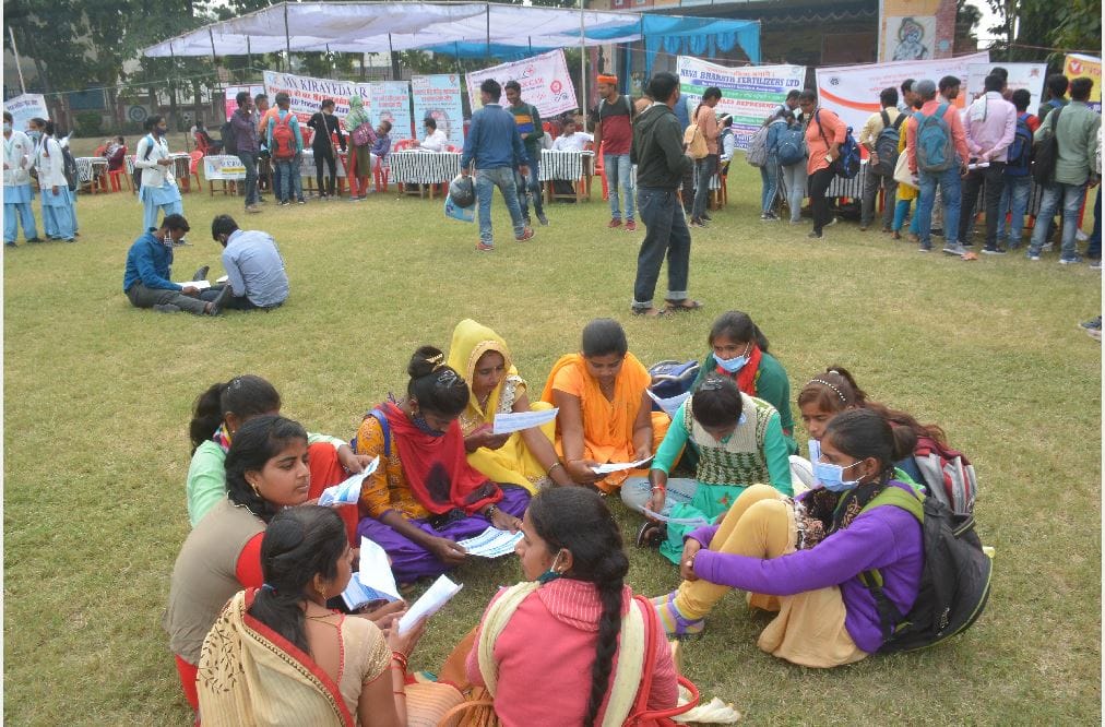 job fair in Varanasi 3842 candidates got appointment letter while 18 thousand people filled form for Employment