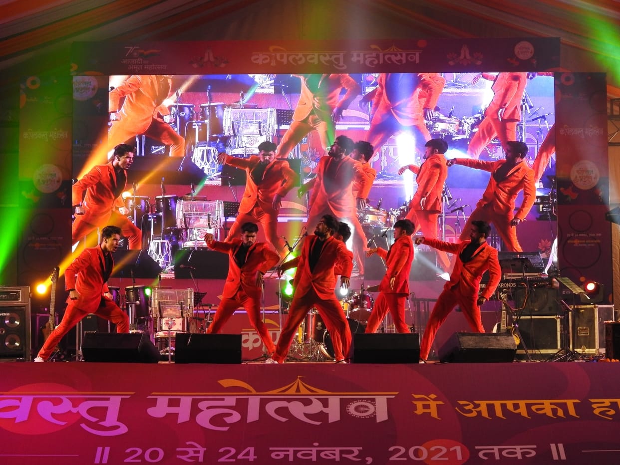 The audience stunned on the patriotic songs, dance in the festival