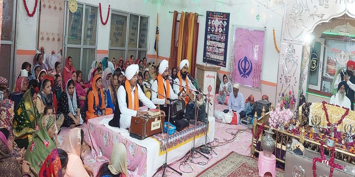 Guru Nanak Dev's birth anniversary celebrated with pomp in Tundla