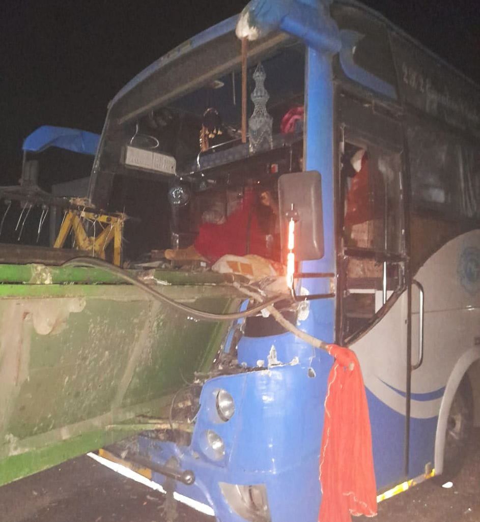 cambain and bus collision, 9 injured