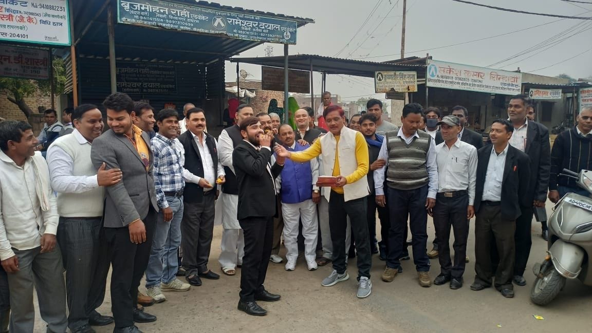 Hathras: Celebrations celebrated at many places on the return of all three agricultural laws