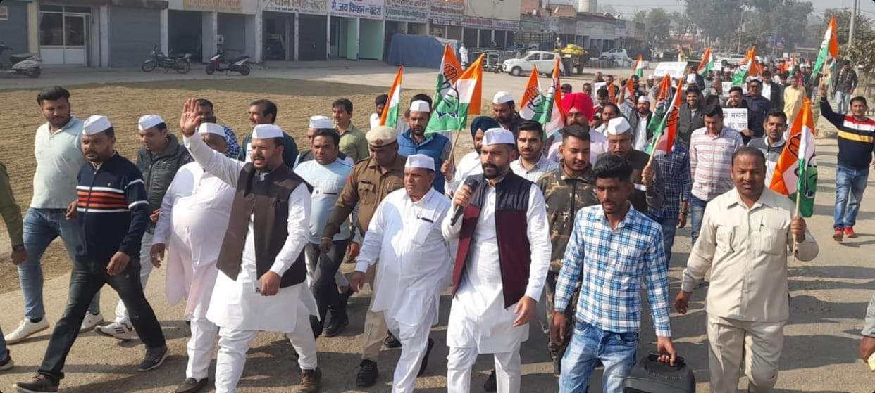 Congress workers took out padyatra against rising inflation
