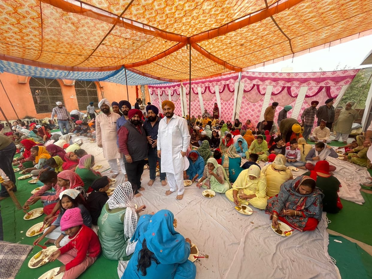 Organizing langar at the end of the monolithic lesson in the gurudwara