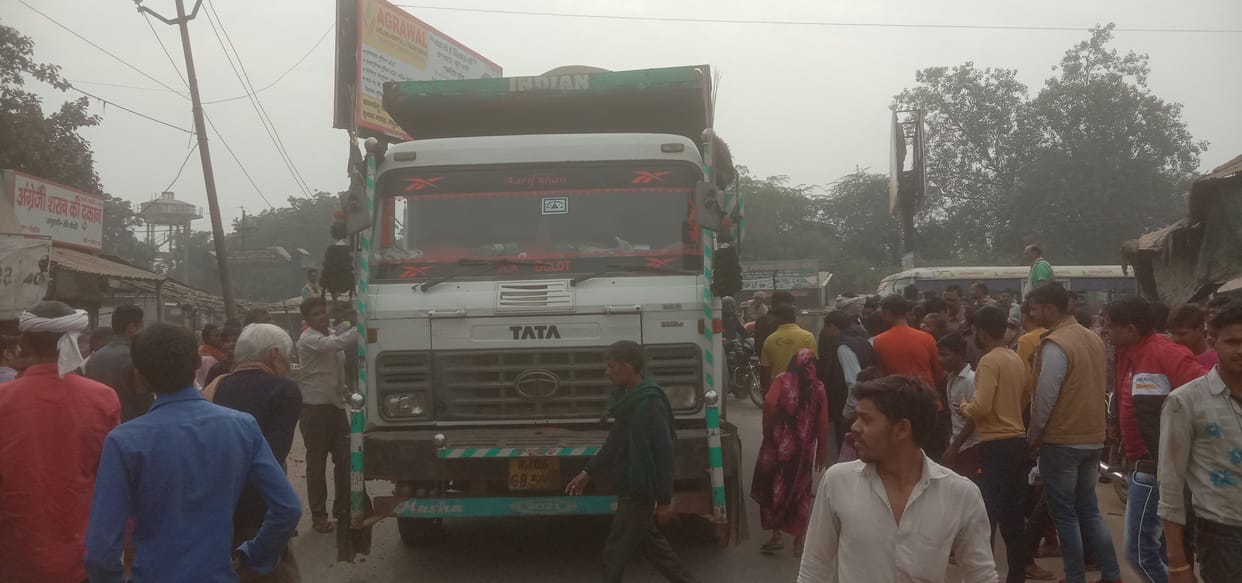 Mathura: Child dies after being crushed by a dumper, mob beats up driver after accident