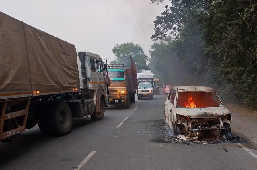 Mathura: Fire in moving car, driver saved his life by jumping