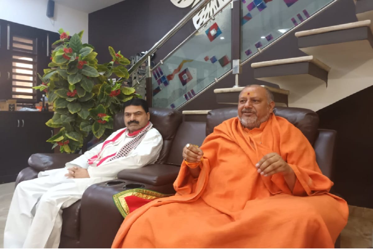 Meerut News: Mahamandaleshwar Yatindranand Giri of Juna Akhara said that the constitution of the country should be in accordance with Sanatan Hinduism