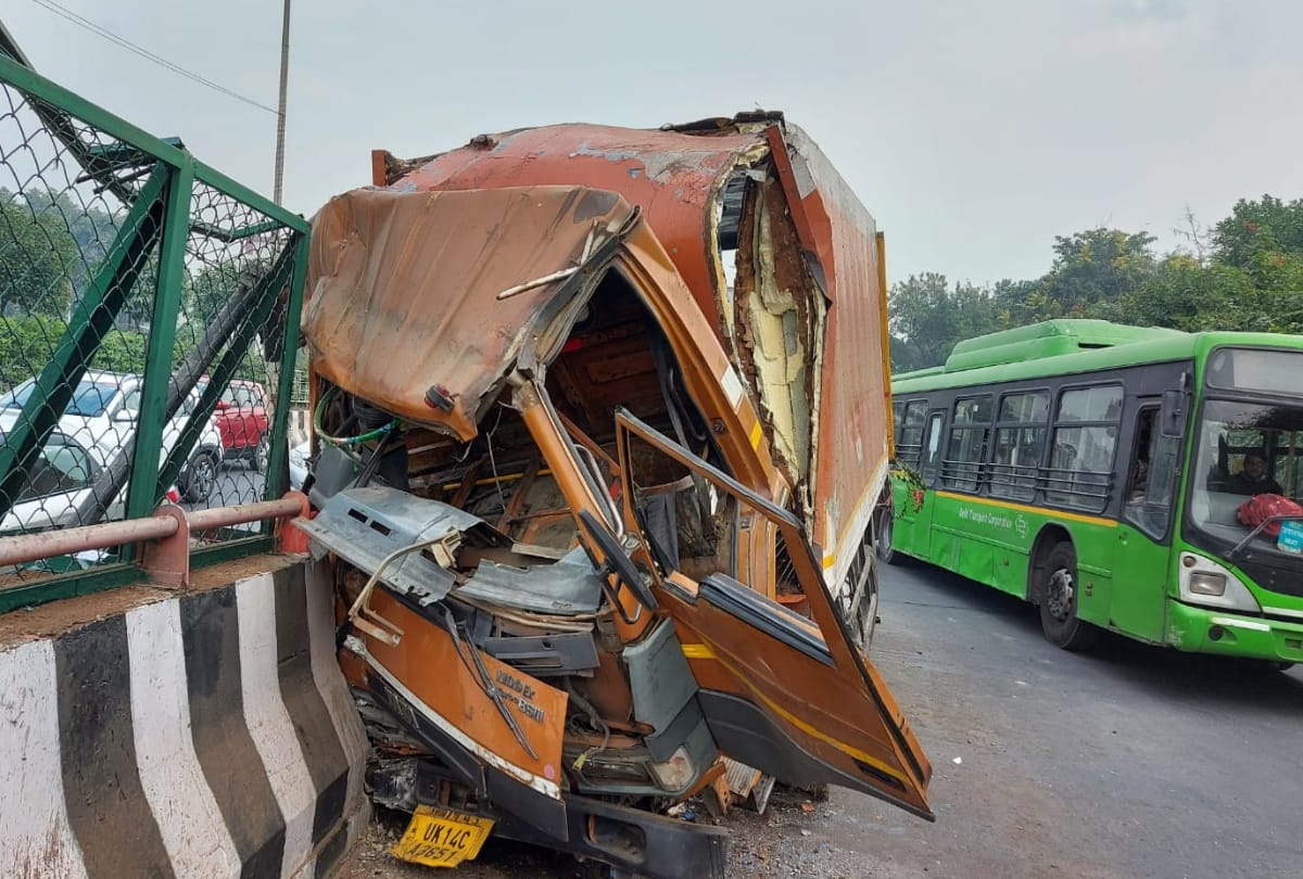 noida milk canter hits divider canter cleaner died driver seriously injured