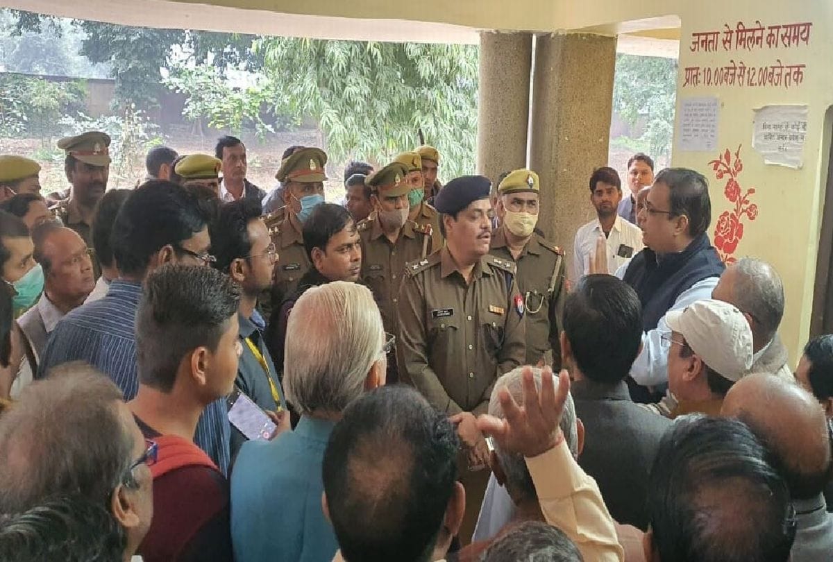 police officer slaps ADM car driver in firozabad