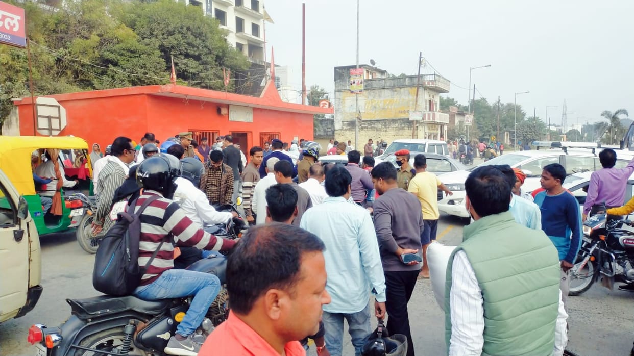 Groom missing before marriage  relatives jammed highway varanasi  police gave assurance then people return