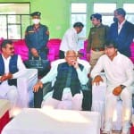 सीएम मनोहर लाल के साथ बैठे नीरज चोपड़ा।