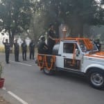 Prayagraj News :  स्वर्णिम विजय मशाल प्रयागराज पहुंचने पर स्वागत करते सैनिक।