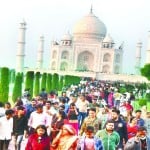 आगरा: ताजमहल पर आए सैलानी