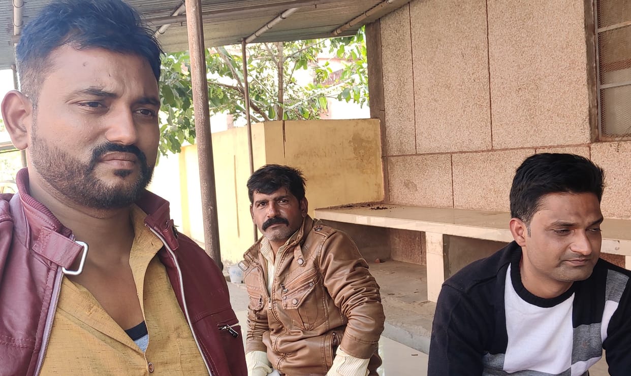 While saving cattle on the highway, the car collided with the tree, the death of the teacher