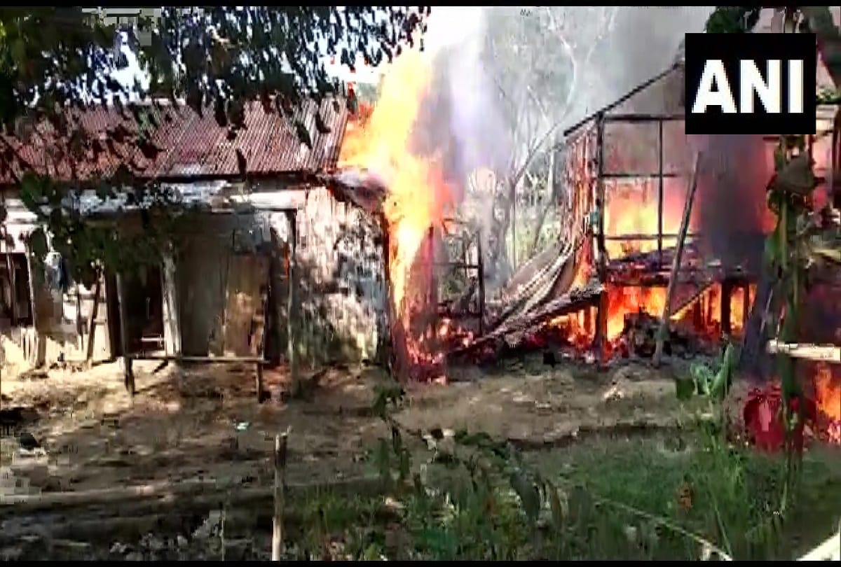 Massive fire engulfed around 18 houses at the Hampsapara Bru camp north Tripura 