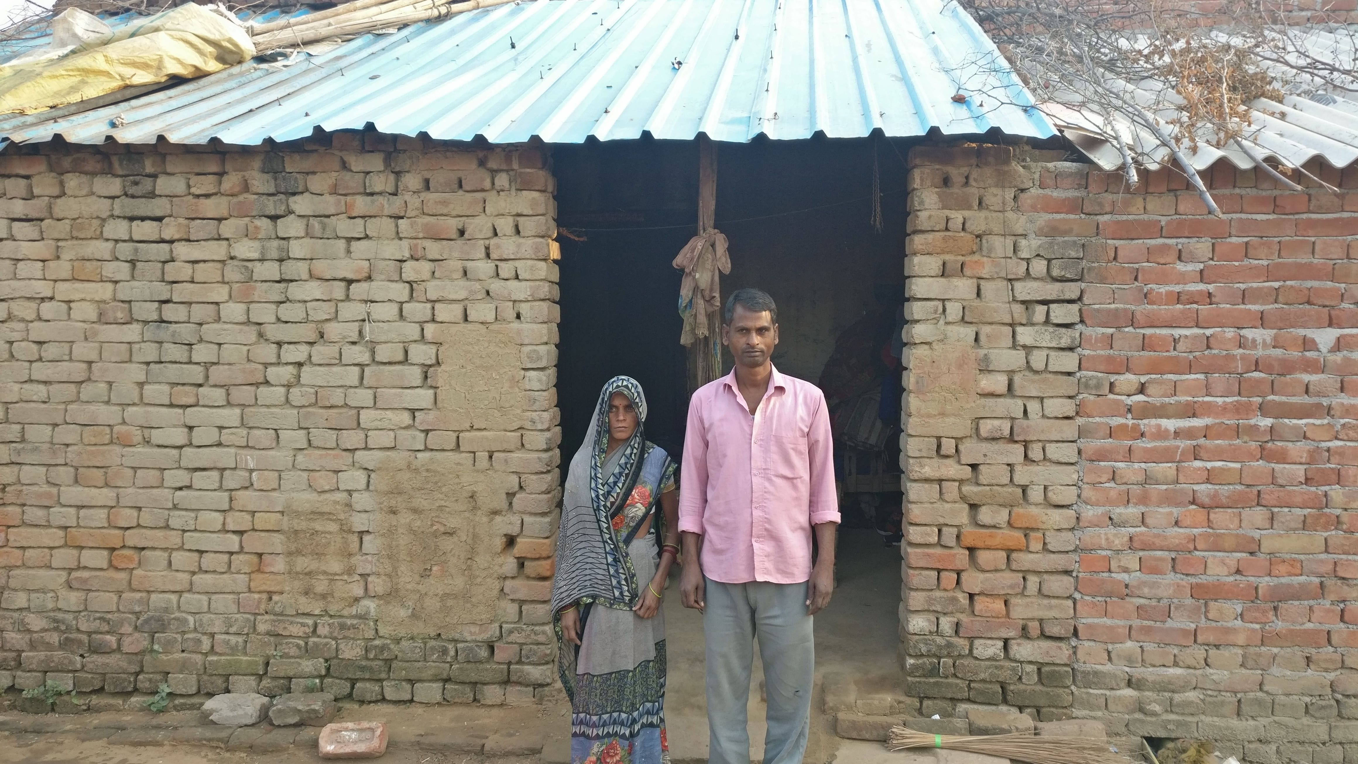 Hathras: Beneficiaries forced to live in tin shed due to non-receipt of installment