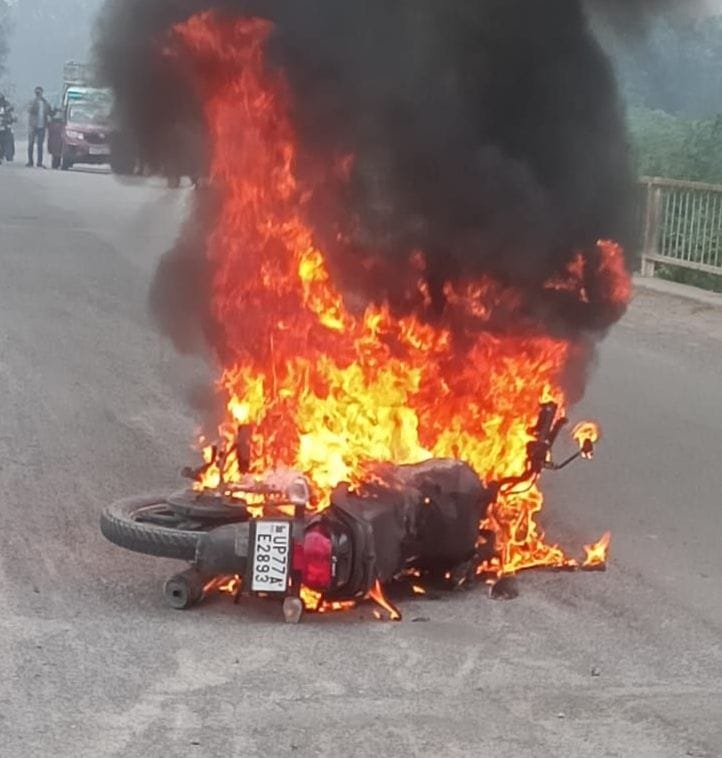 In Kanpur dehat, the bike burnt down near the Rind river bridge, narrowly left the rider