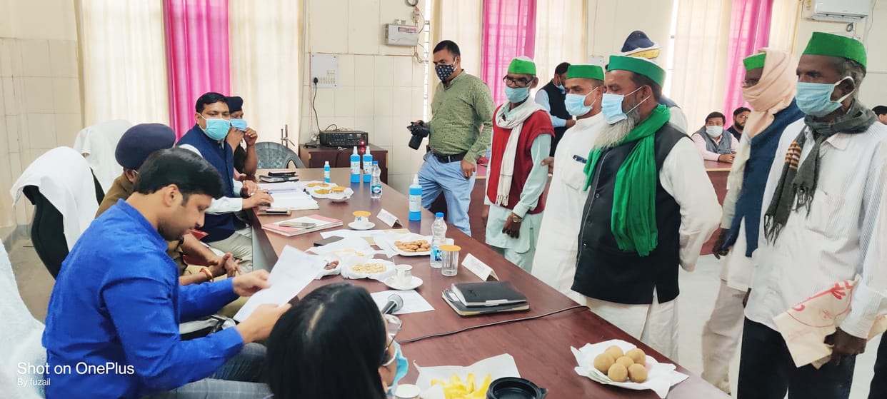 Adverse entry to Lekhpal and Revenue Inspector for not removing illegal possession from Chakrod