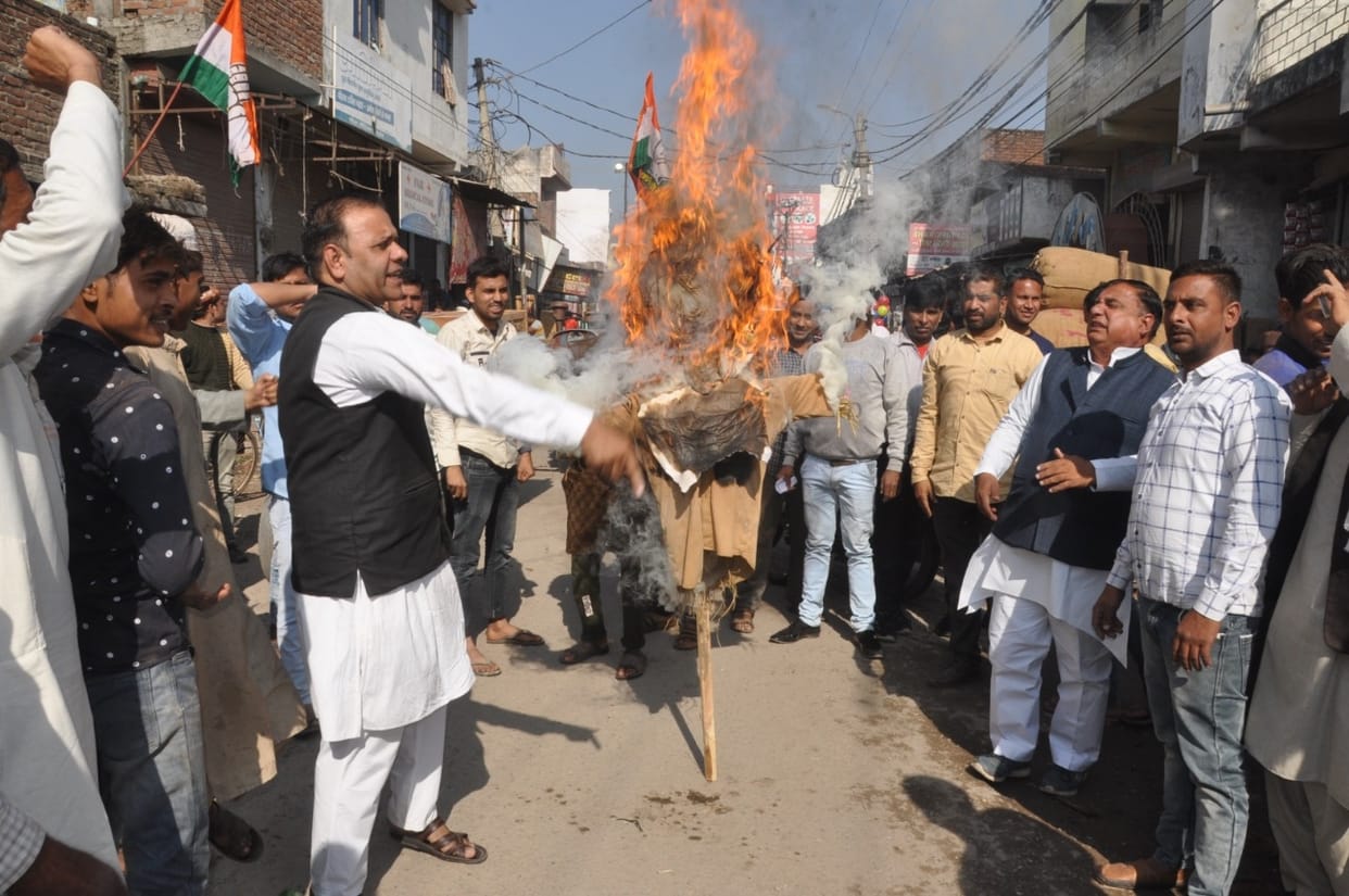 Municipal commissioner's effigy burnt in protest against dirt and broken roads