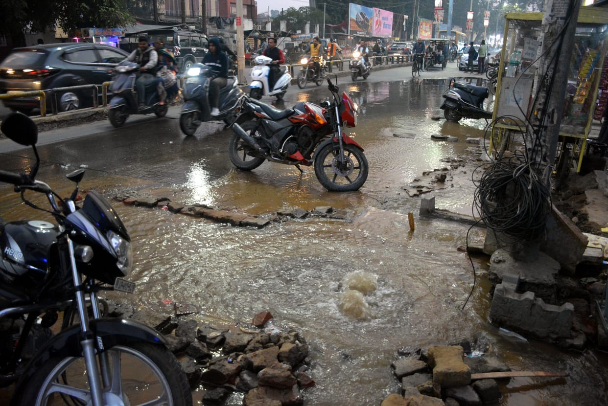 Aligarh: Thousands of liters of water wasted on Ramghat road due to leakage